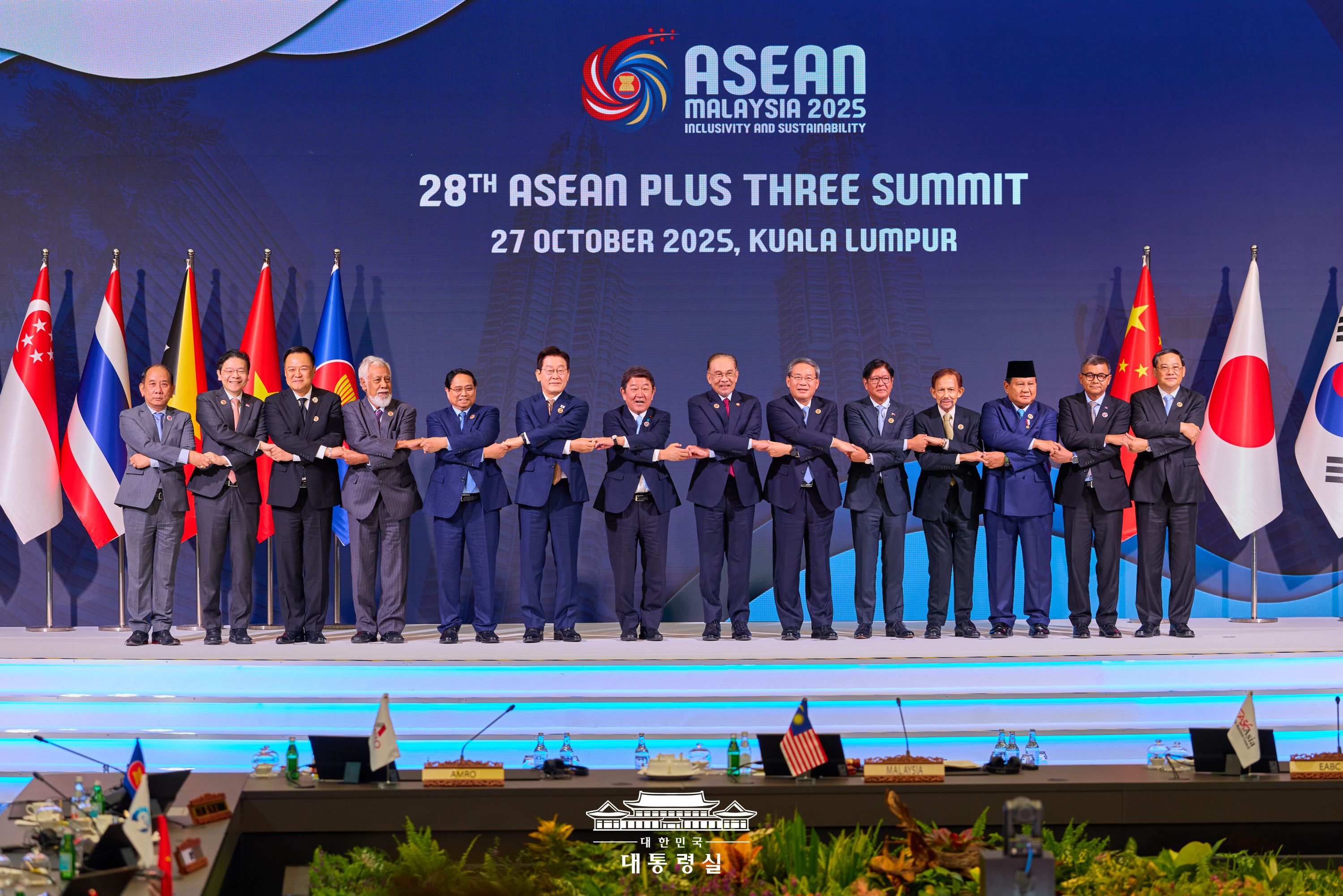 이재명 대통령, 제28차 아세안+3 정상회의 참석 관련 강유정 대변인 서면 브리핑 https://www.president.go.kr/newsroom/briefing/RKaxpbpq @출처 대통령실 홈페이지 바로가기 이재명 대통령은 오늘 제28차 아세안+3 정상회의에 참석했습니다. 이재명 대통령은 취임 후 첫 아세안+3 정상회의 참석을 통해 리창 중국 총리, 모테기 도시미쓰 일본 외무대신과 한일중 협력 의지를 재확인하고, 아세안과 3국 협력 방안에 대해 논의했습니다. 이재명 대통령은 공개된 모두발언에서 최근 마주한 보호무역주의, 글로벌 공급망 재편 등 복합 위기에 대응하기 위해 채택된 「역내 경제-금융협력 강화를 위한 아세안+3 정상성명」을 지지했습니다. 이재명 대통령은 올해 아세안 정상회의 주제인 ‘포용성과 지속가능성’을 바탕으로 한 아세안+3 실질협력 방향을 제시했습니다. 우리 정부는 지난 9월 UN 안보리에서 ‘포용적 디지털 성장’을 위해 ‘AI 기본사회’ 구현에 앞장서고, AI 기반 조성과 디지털 역량 강화를 위해 더 많은 아세안 국가 국민들이 AI 혜택을 누릴 수 있도록 지원하겠다 약속한 바 있습니다. 또한 ‘지속 가능한 발전’을 위해 중소기업을 지원하고, 식량안보와 에너지안보 확보를 위해 지속 협력하기로 했습니다. 이같은 맥락에서 한국이 아세안+3 비상쌀비축제(APTERR)에 올해 1만 톤을 추가 기여하는 한편, 아세안+3 과학영재센터 등을 통해 포용적이고 지속가능한 사회 건설에 앞장설 미래세대 양성에 힘쓰겠다고 약속했습니다. 2025년 10월 27일 대통령실 대변인 강유정